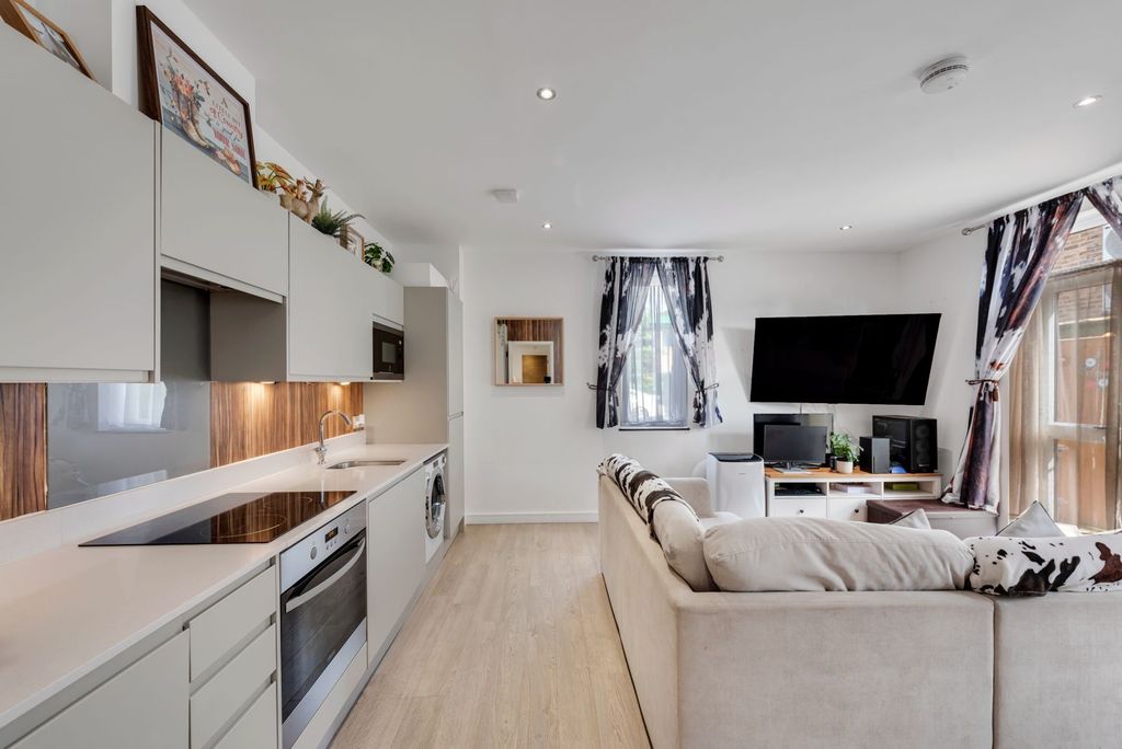 Additional image 2 of 2 bed flat for saleHanworth Lane, Chertsey KT16