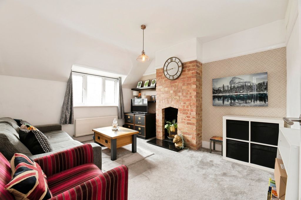 1 bed flat for saleGilders Road, Chessington KT9