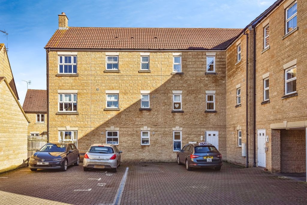 2 bed flat for saleNuthatch Road, Calne SN11 photo 2