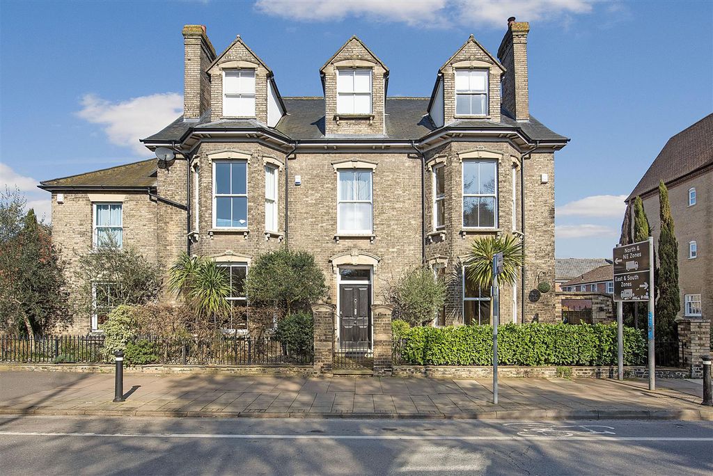 4 bed town house for saleRisbygate Street, Bury St. Edmunds IP33