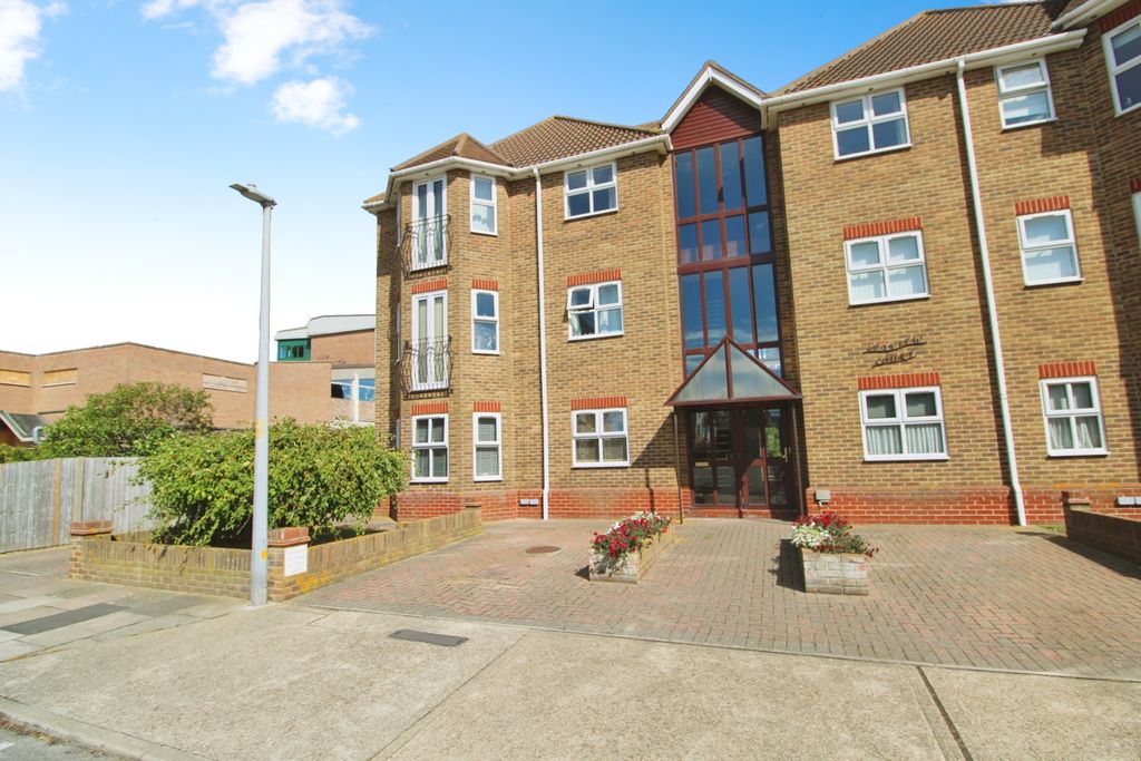 2 bed flat for saleHarold Road, Clacton-On-Sea CO15