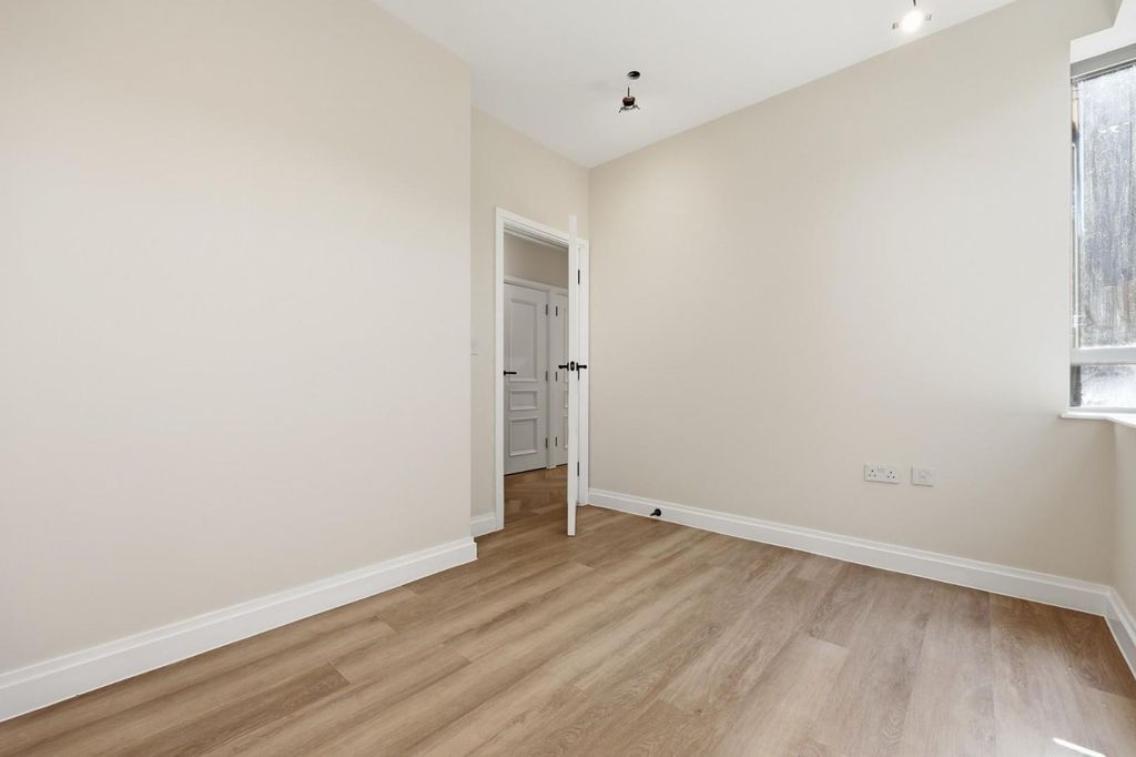 Additional image 10 of 2 bed flat for saleHigh Road, Chigwell IG7