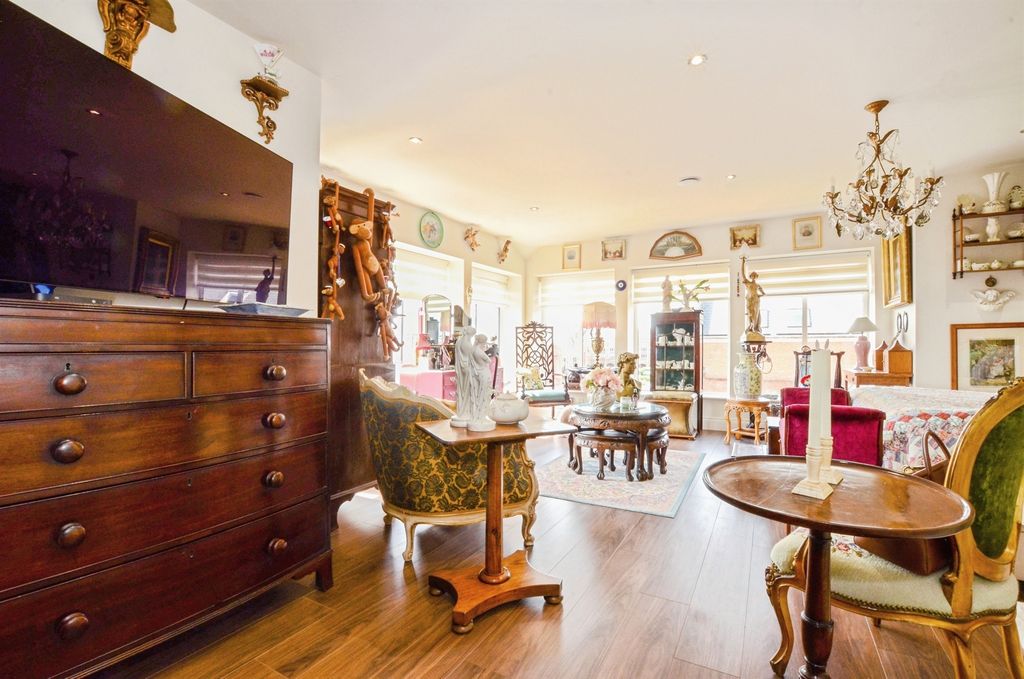 Additional image 10 of 3 bed penthouse for saleMarlborough Drive, Bushey WD23