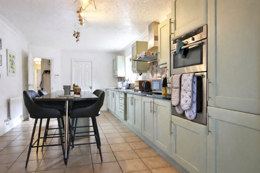 Additional image 3 of 4 bed detached house for sale16 Wychwood Close, Carterton OX18