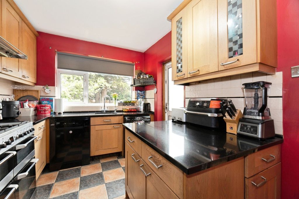 4 bed end terrace house for saleCompton Crescent, Chessington KT9 photo 3