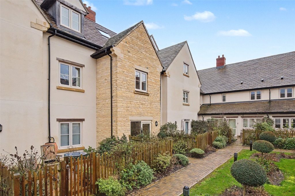 2 bed flat for saleBarnard Mews, Burford, Oxfordshire OX18
