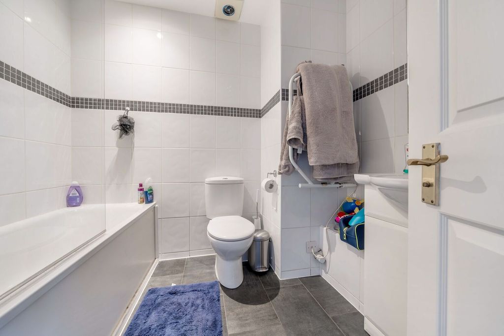 Additional image 6 of 3 bed flat for saleHeathbourne Road, Bushey WD23