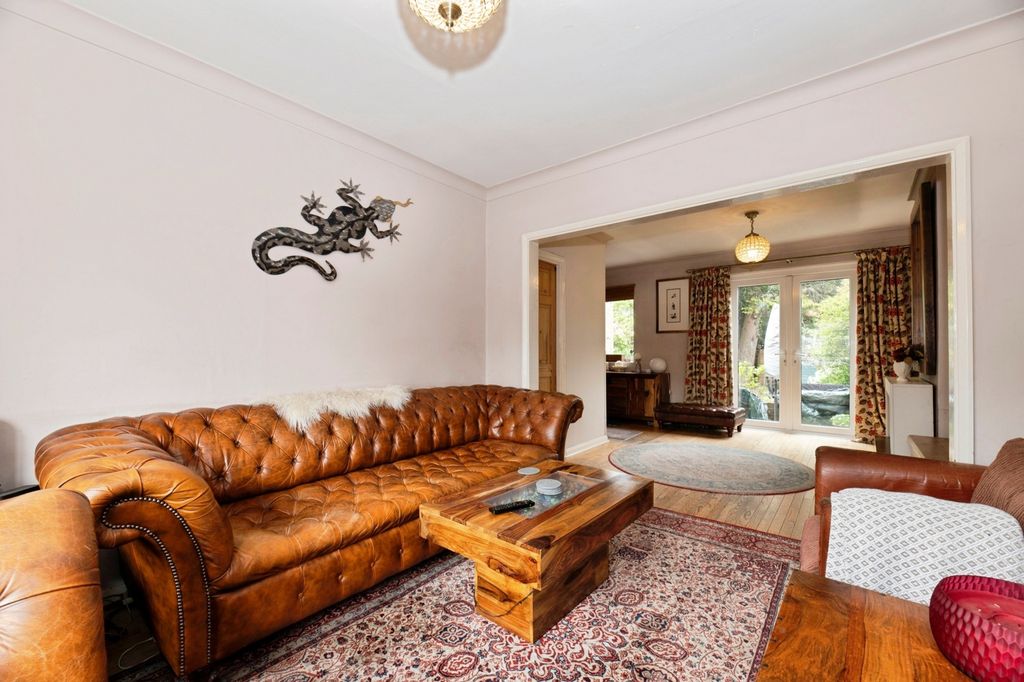 4 bed end terrace house for saleCompton Crescent, Chessington KT9 photo 5