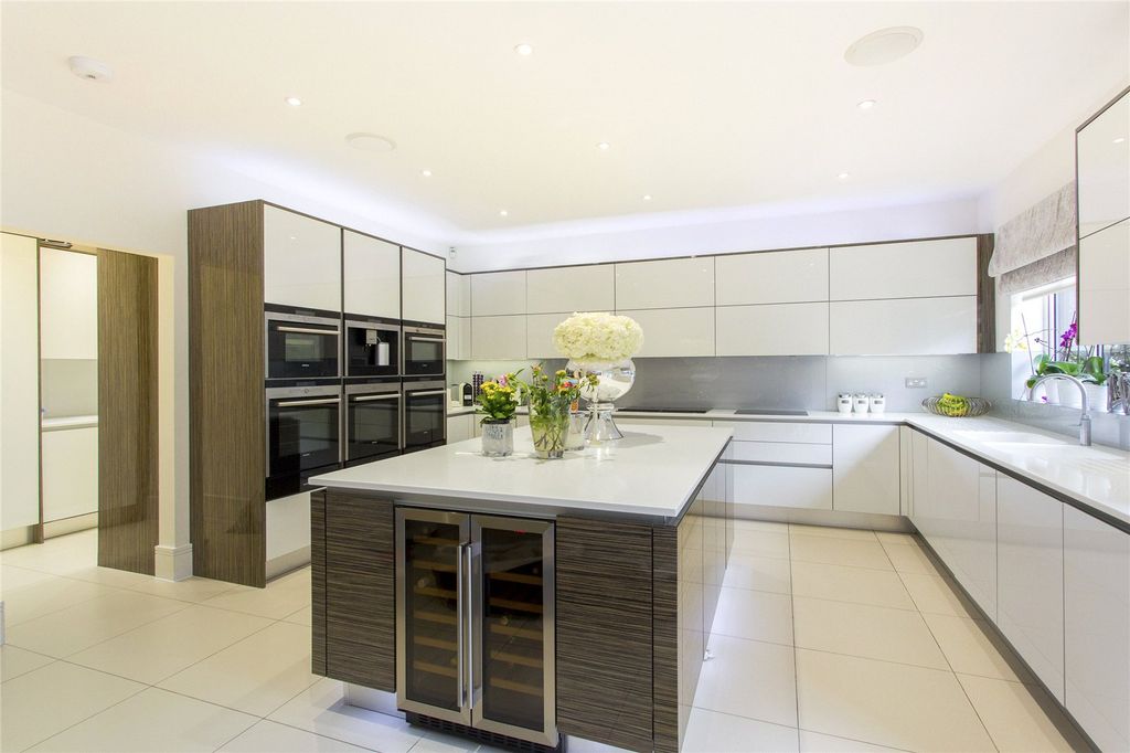Additional image 5 of 6 bed detached house for saleCaldecote Gardens, Bushey, Hertfordshire WD23