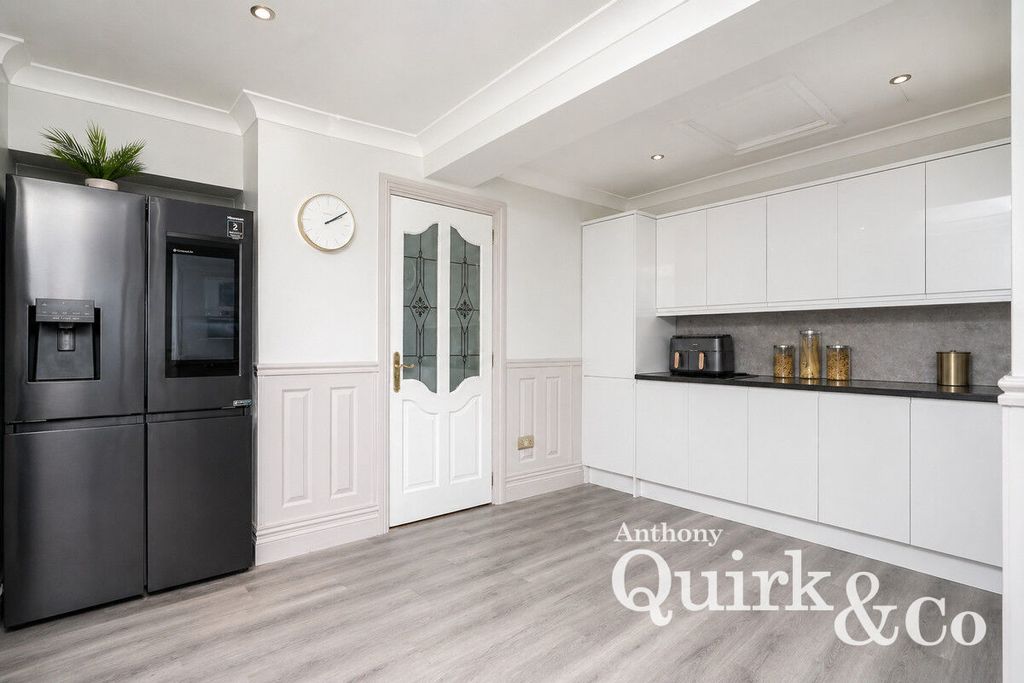 Additional image 15 of 4 bed detached house for salePrince William Avenue, Canvey Island SS8