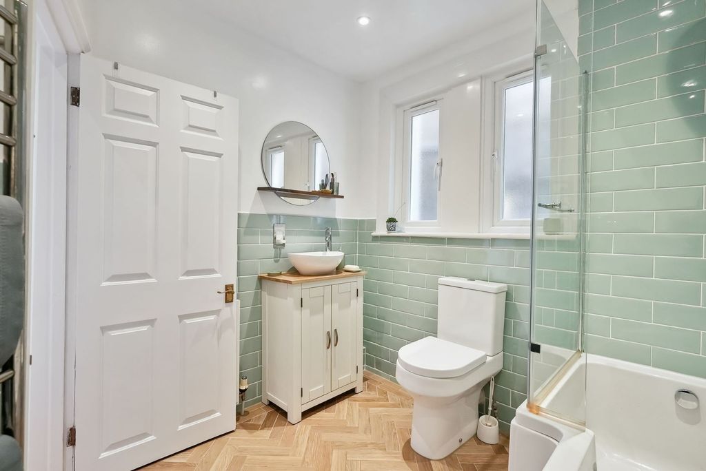 Additional image 14 of 2 bed flat for salePark Lane, Carshalton SM5