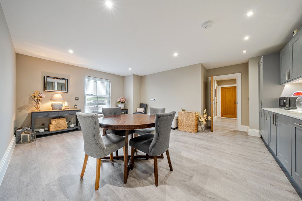 2 bed flat for saleWindrush Heights, Burford OX18 photo 2