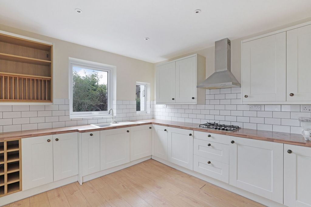 Additional image 2 of 3 bed detached house for saleRoebuck Lane, Buckhurst Hill IG9
