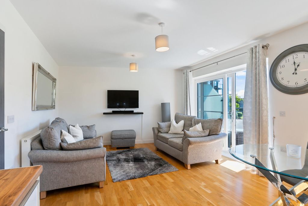 Additional image 4 of 2 bed flat for saleKennett Lane, Chertsey KT16