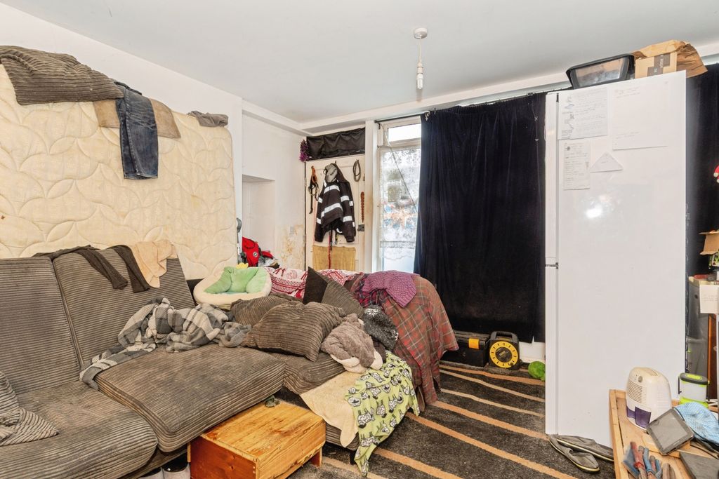 Additional image 3 of 2 bed flat for saleCommercial Street, Gunnislake PL18