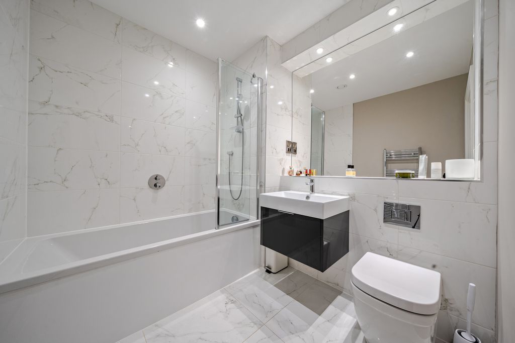 2 bed flat for saleWindrush Heights, Burford OX18 photo 5
