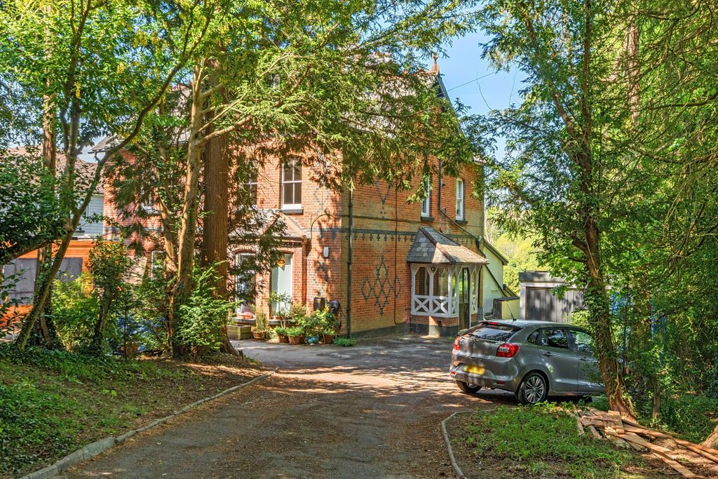 2 bed flat for saleHarestone Hill, Caterham CR3