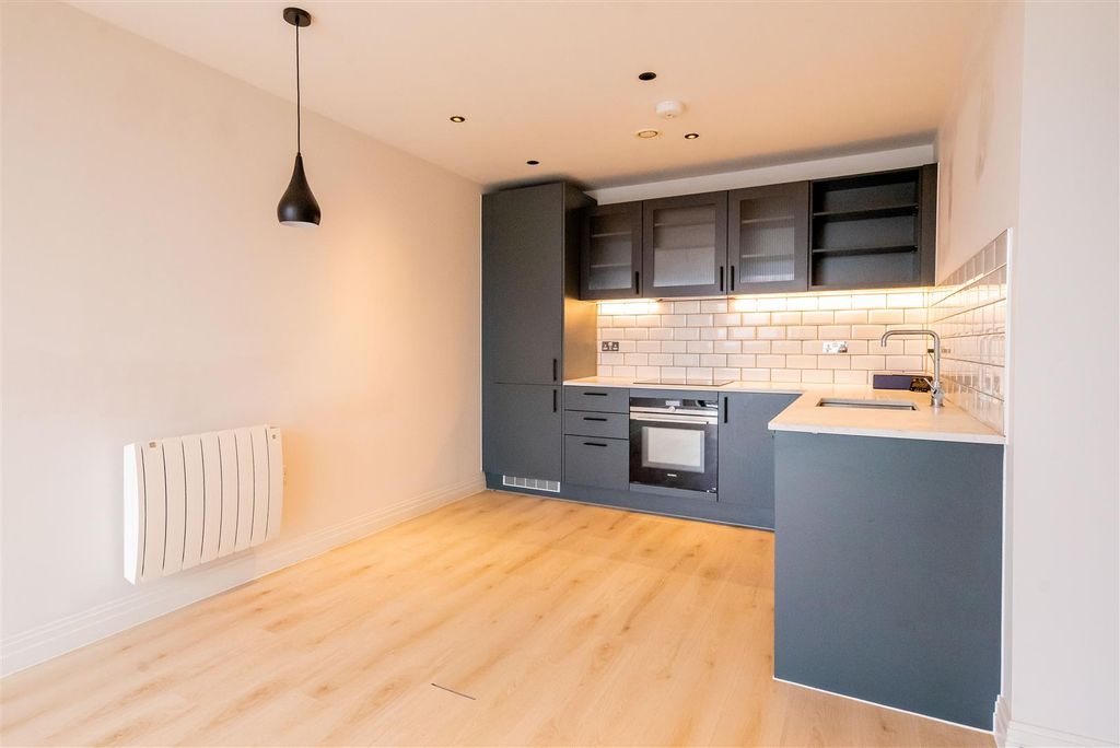 Additional image 12 of 2 bed flat for salePembroke Broadway, Camberley GU15