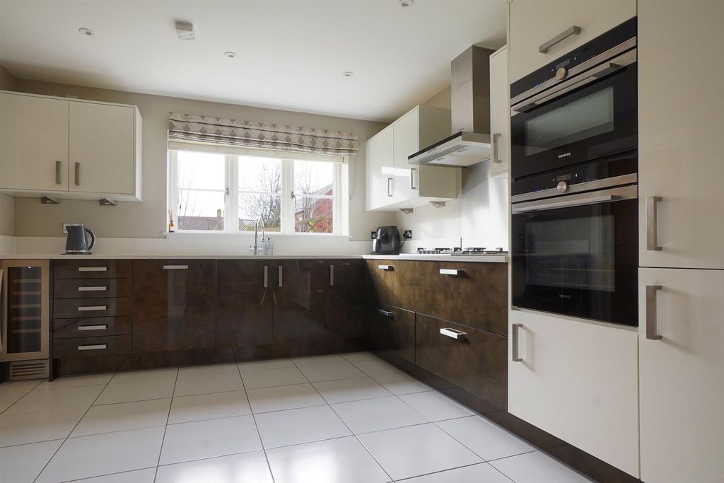 4 bed detached house for saleRidge Close, Mickleton, Chipping Campden GL55 photo 5