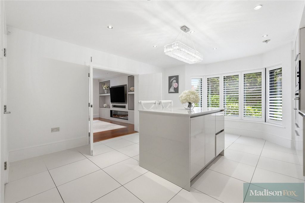 Additional image 11 of 2 bed flat for saleHigh Road, Chigwell, Essex IG7