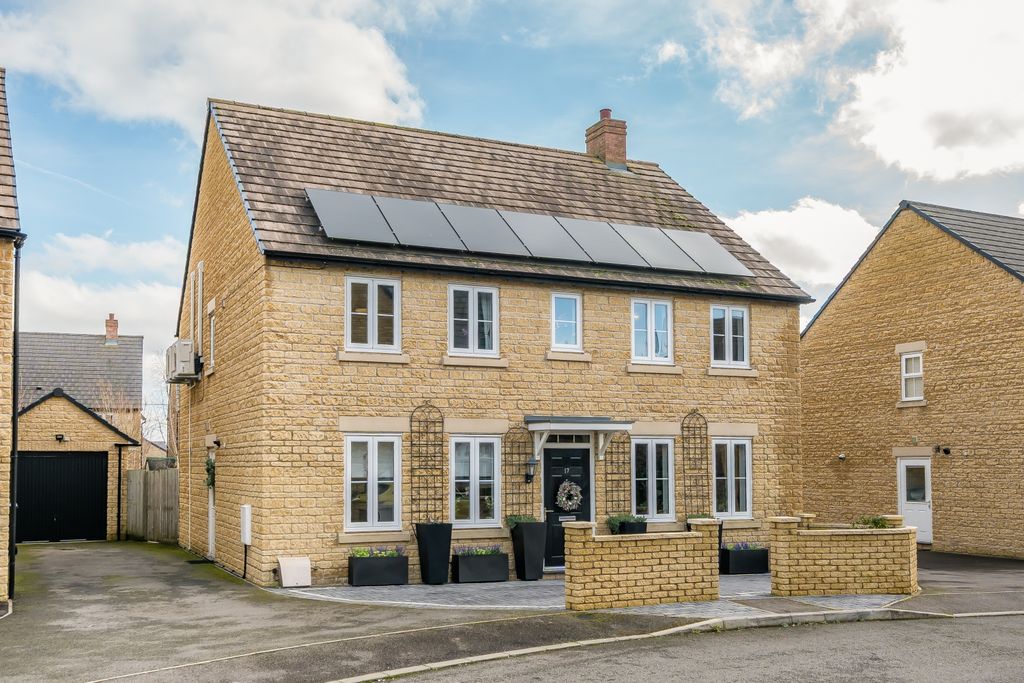 4 bed detached house for saleBlush Crescent, Carterton, Oxfordshire OX18