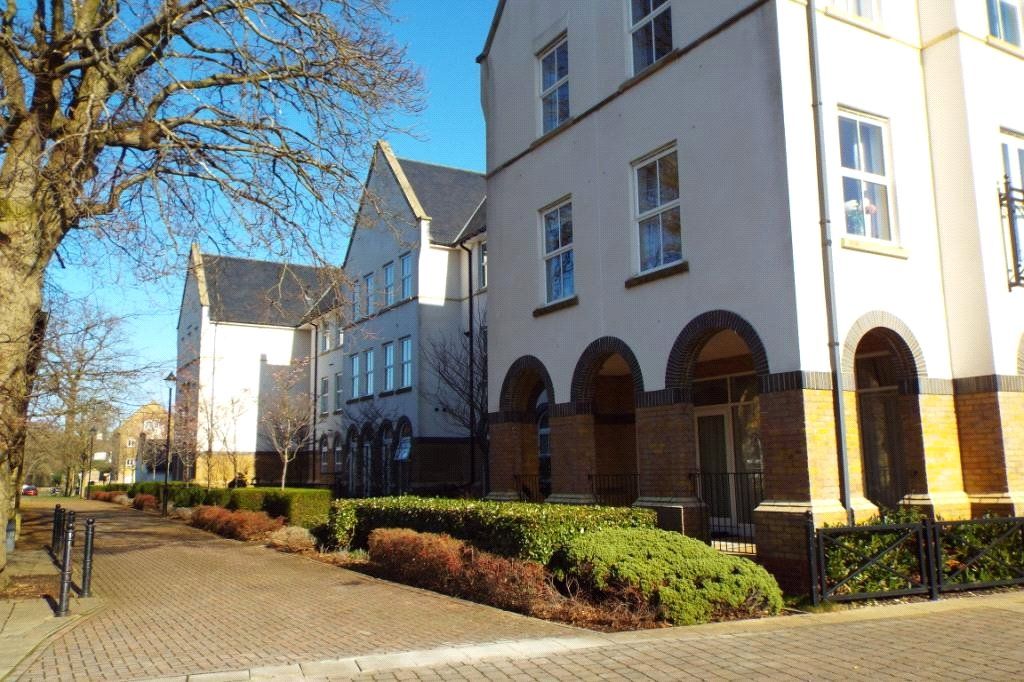 2 bed flat for saleBoundary Point, Coldstream Road, Caterham, Surrey CR3 photo 2