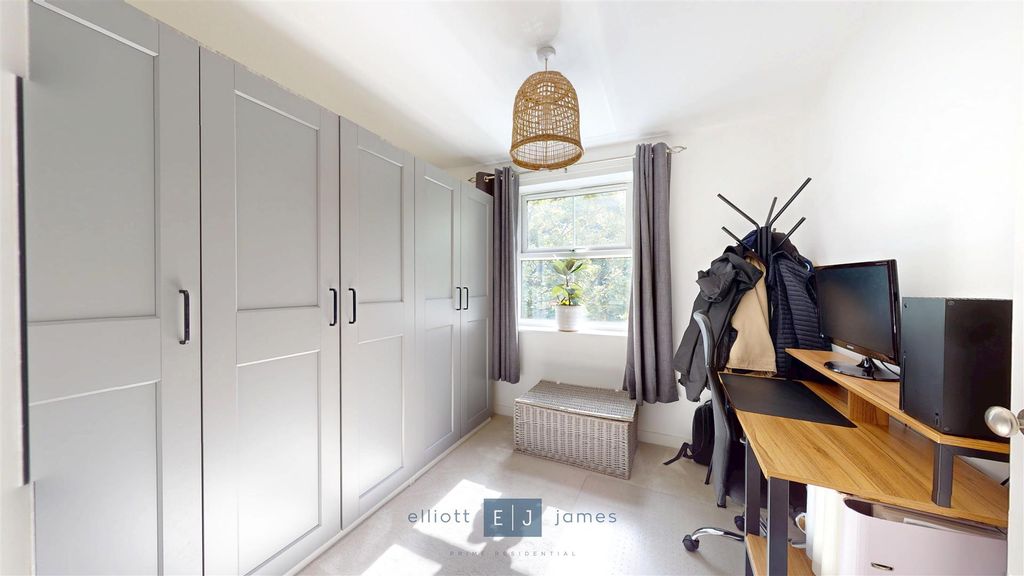 Additional image 7 of 2 bed flat for saleStag Lane, Buckhurst Hill IG9