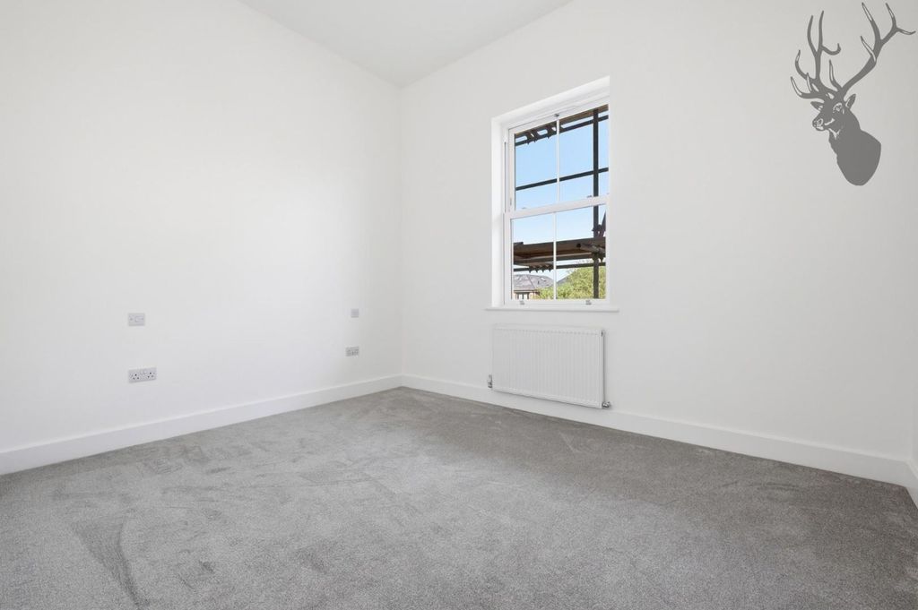 Additional image 5 of 2 bed flat for saleThe Oaks, Chigwell IG7