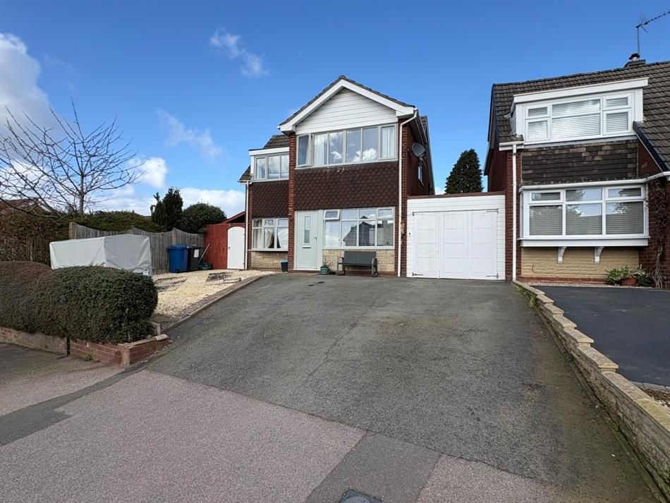 4 bed link detached house for saleLeafenden Avenue, Burntwood WS7