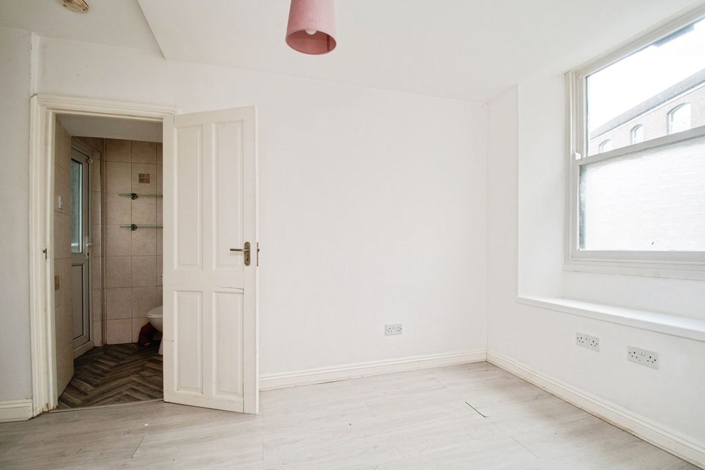 Additional image 6 of 1 bed flat for saleFore Street, Callington, Cornwall PL17