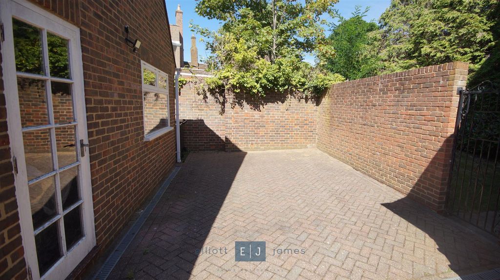 Additional image 25 of 5 bed detached house for saleMeadow Way, Chigwell IG7