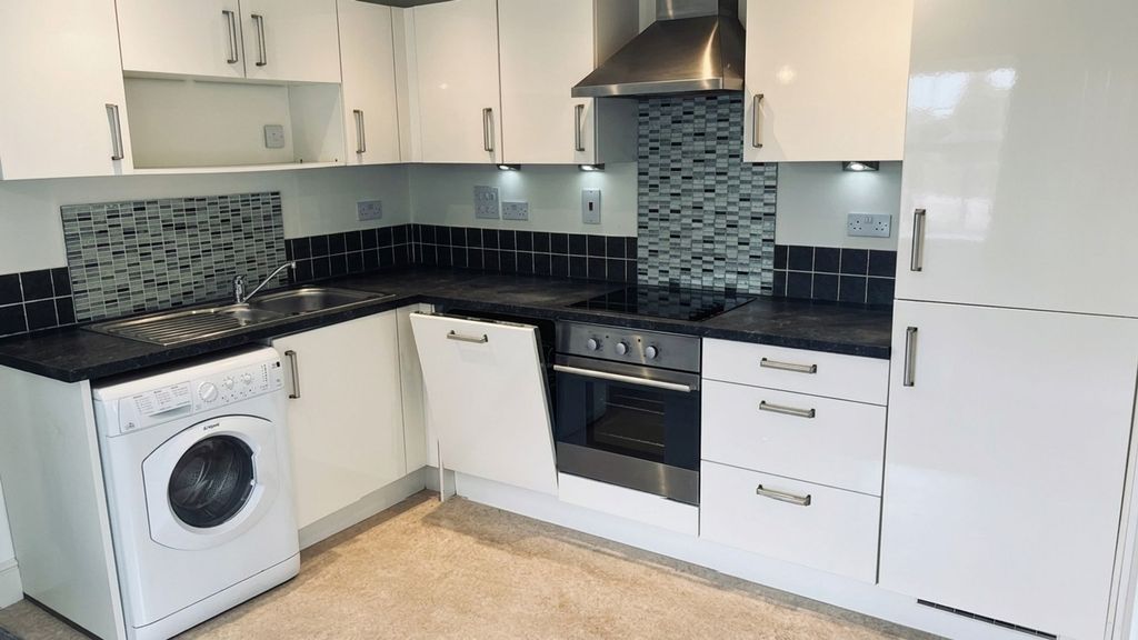 Additional image 5 of 2 bed flat for salePhoenix Court, Thame OX9