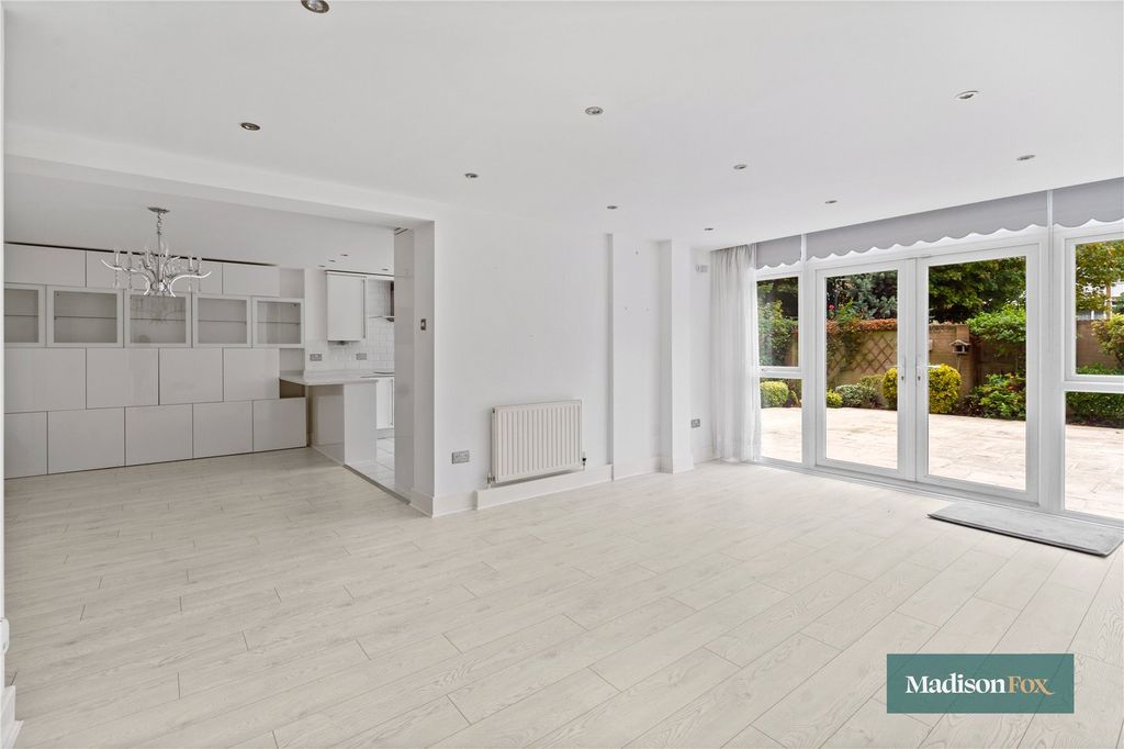 Additional image 3 of 2 bed flat for saleThe Bowls, Chigwell, Essex IG7