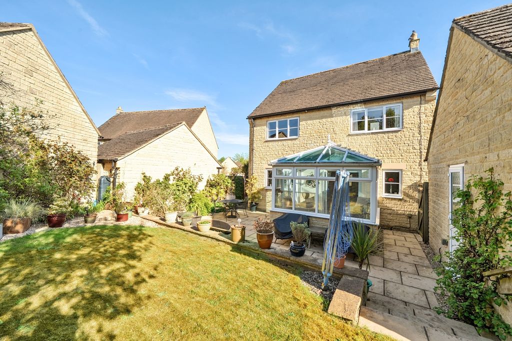 4 bed detached house for saleWillow Drive, Carterton, Oxfordshire OX18