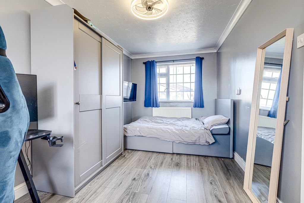 Additional image 18 of 5 bed semi-detached house for saleLylt Road, Canvey Island SS8