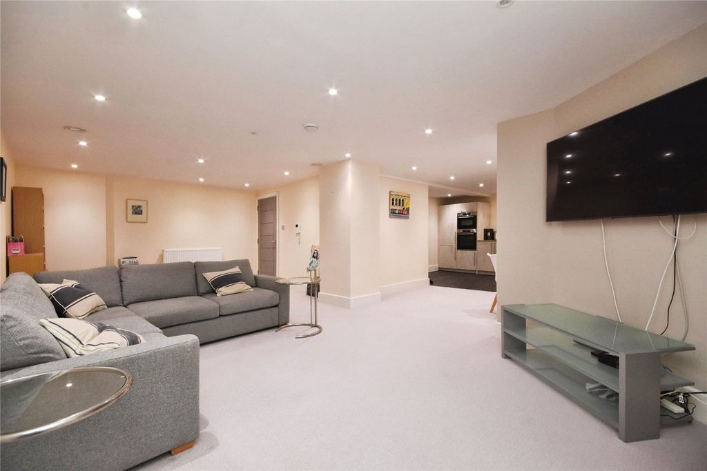 Additional image 4 of 2 bed flat for saleHigh Street, Chelmsford, Essex CM1