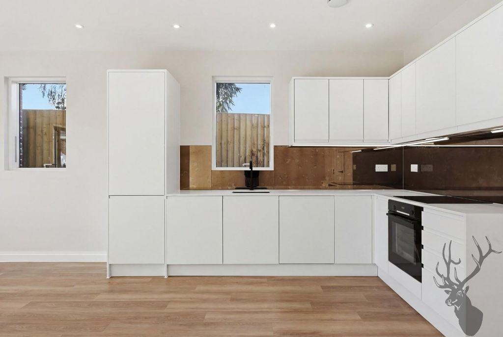 Additional image 3 of 2 bed flat for saleHigh Road, Chigwell IG7