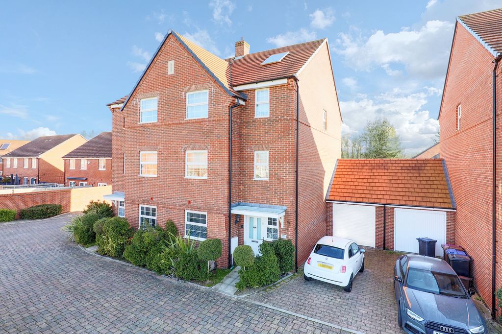 4 bed semi-detached house for saleBrice Gardens, Buntingford SG9