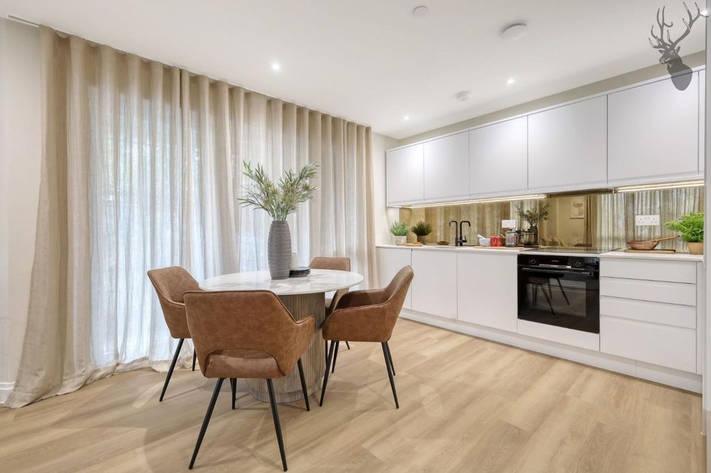 Additional image 10 of 2 bed flat for saleHigh Road, Chigwell IG7