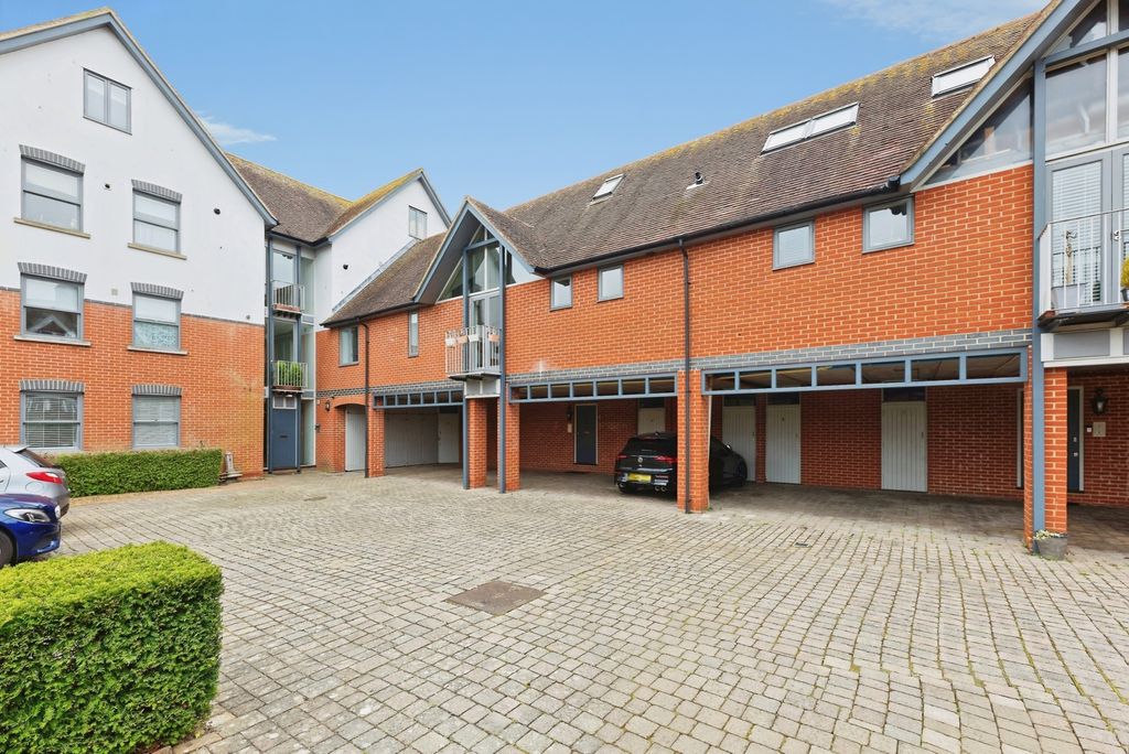 3 bed flat for saleHolman Mews, Canterbury, Kent CT1