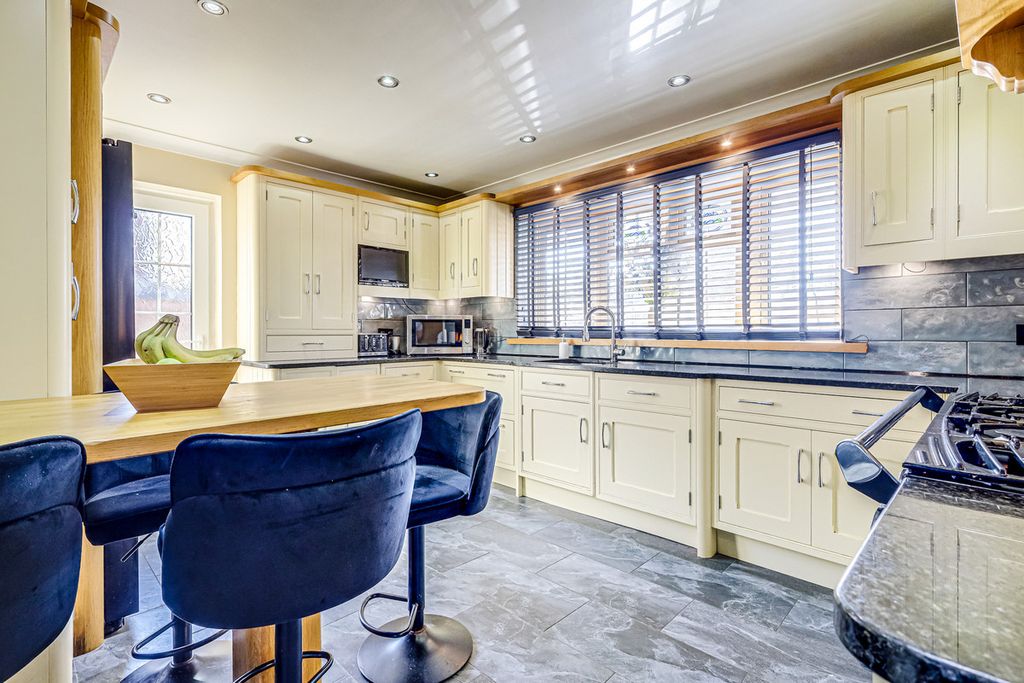 Additional image 2 of 5 bed semi-detached house for saleLylt Road, Canvey Island SS8