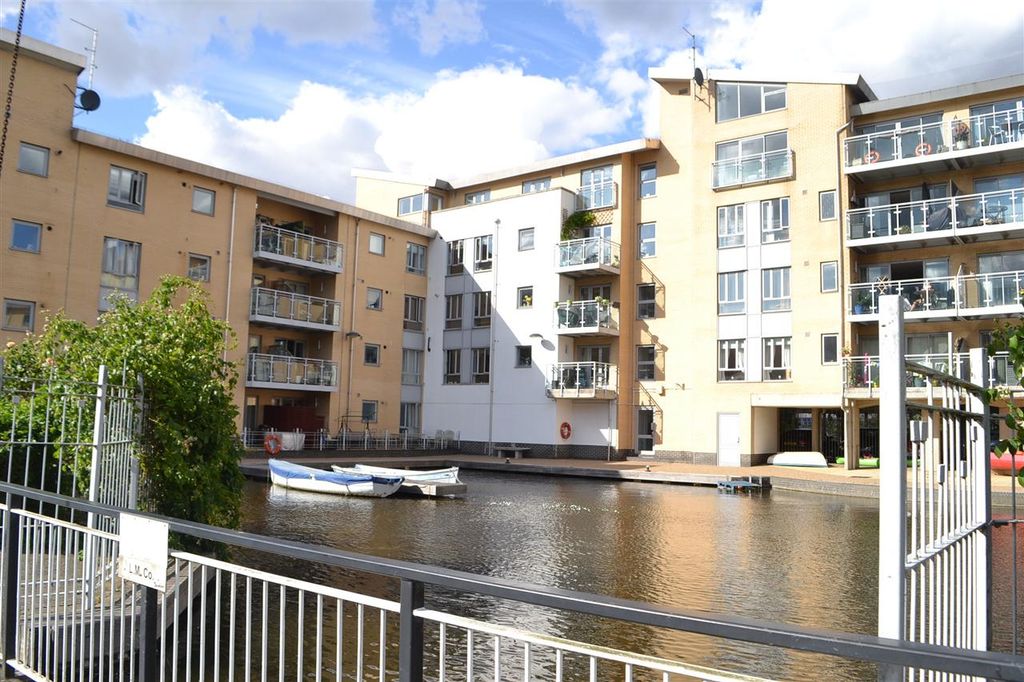3 bed flat for saleLockside Marina CM2 photo 3