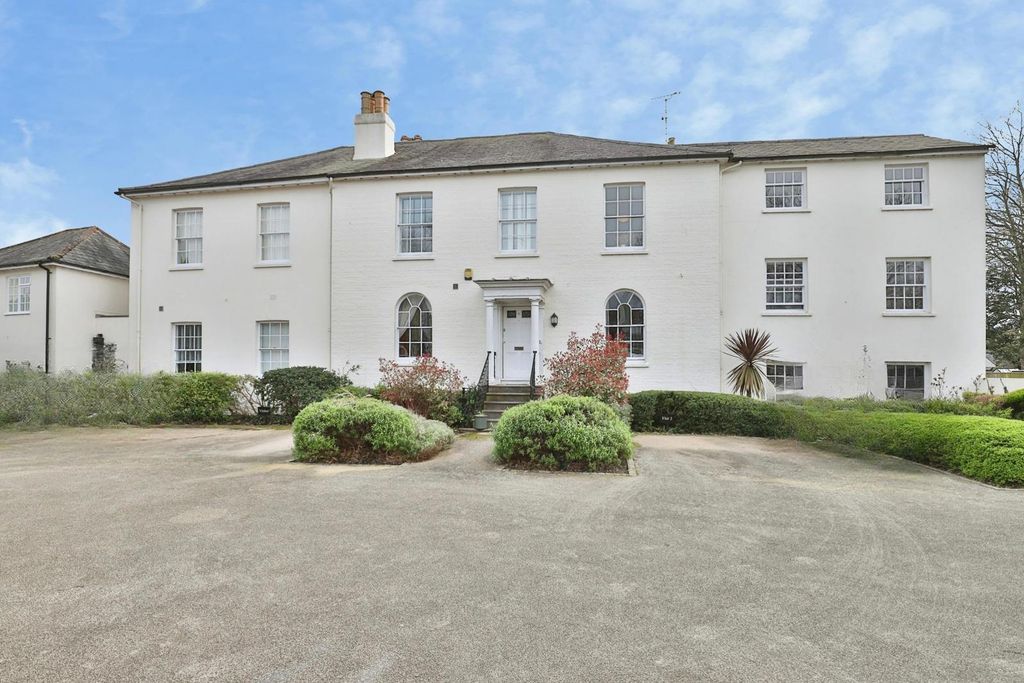 2 bed flat for salePurewell, Christchurch, Dorset BH23