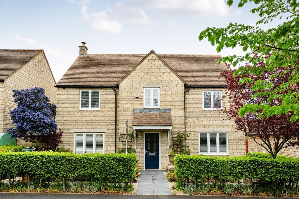 4 bed detached house for saleBluebell Way, Carterton, Oxfordshire OX18