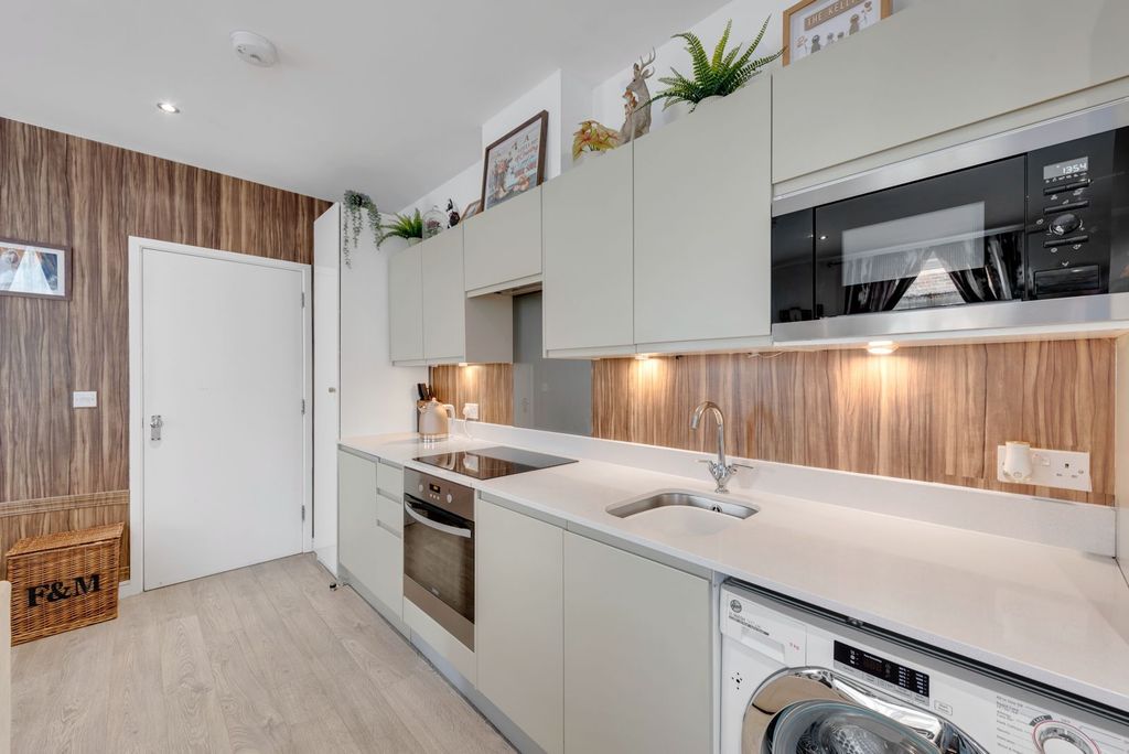 Additional image 5 of 2 bed flat for saleMontrose House, Hanworth Lane, Chertsey, Surrey KT16