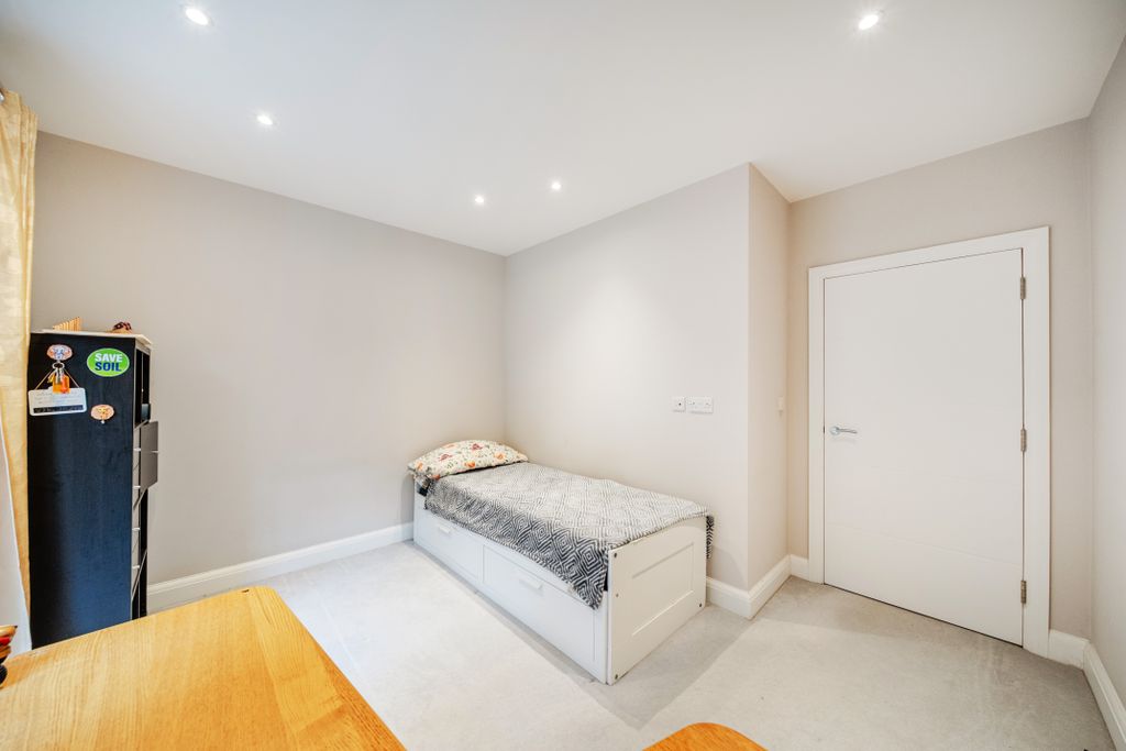 Additional image 8 of 2 bed flat for saleTupwood Lane, Caterham CR3