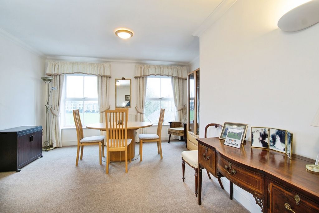 2 bed flat for saleBoundary Point, Coldstream Road, Caterham, Surrey CR3 photo 3