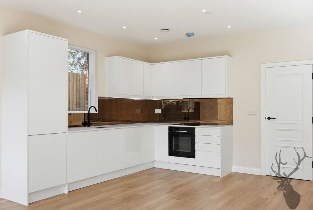 Additional image 4 of 2 bed flat for saleHigh Road, Chigwell IG7