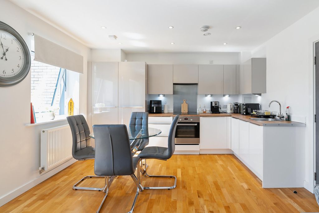 Additional image 7 of 2 bed flat for saleKennett Lane, Chertsey KT16
