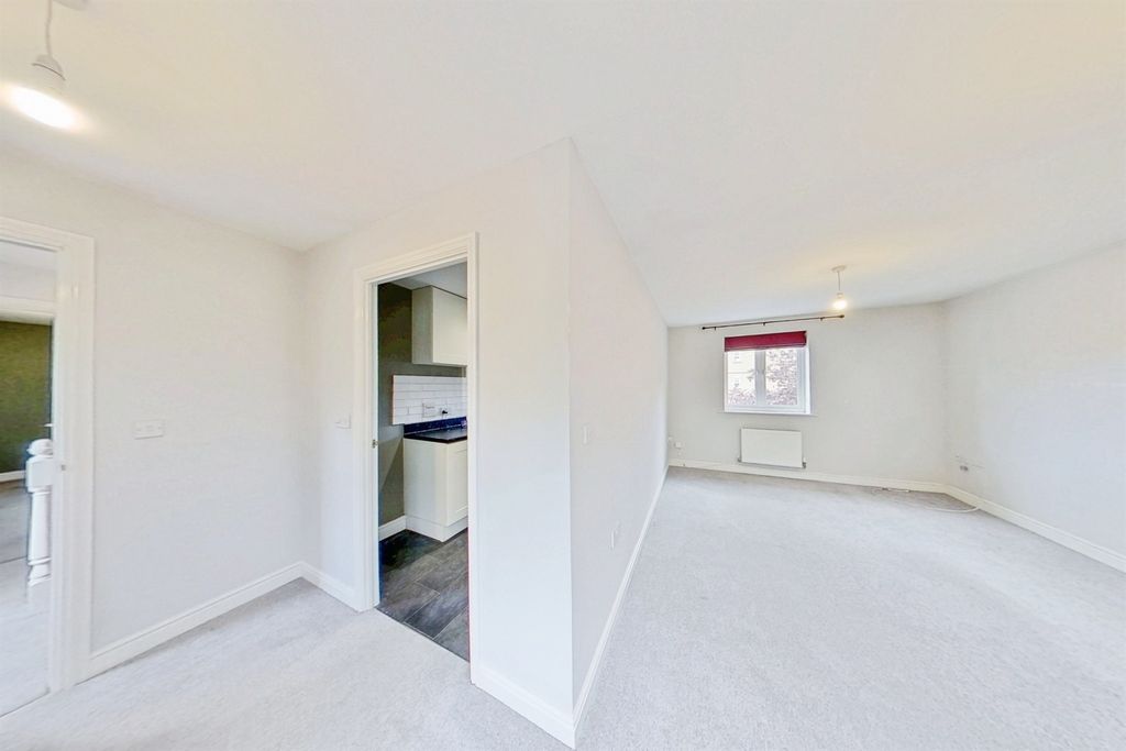 2 bed flat for saleNuthatch Road, Calne SN11 photo 2